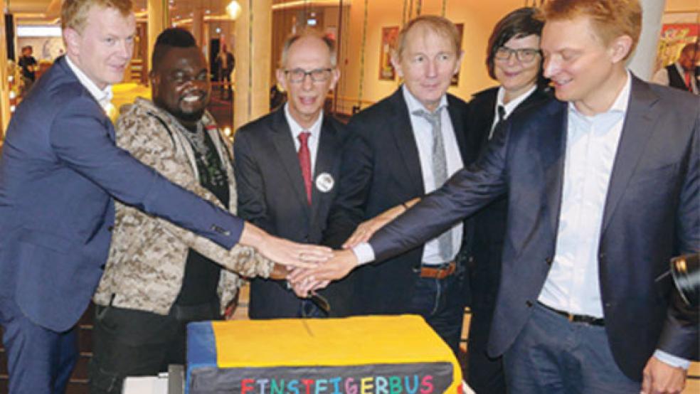 Präsentierten sich in Feierlaune (von links): Stephan Börger (Landesnahverkehrsgesellschaft Niedersachsen), Internet-Star Keno Veith, VEJ-Chef Tilli Rachner, Landrat Harm-Uwe Weber (Aurich), Sonja Boje (Polizei) und Dr. Arne Schneemann (DB Regio Bus). © Foto: Jürgens