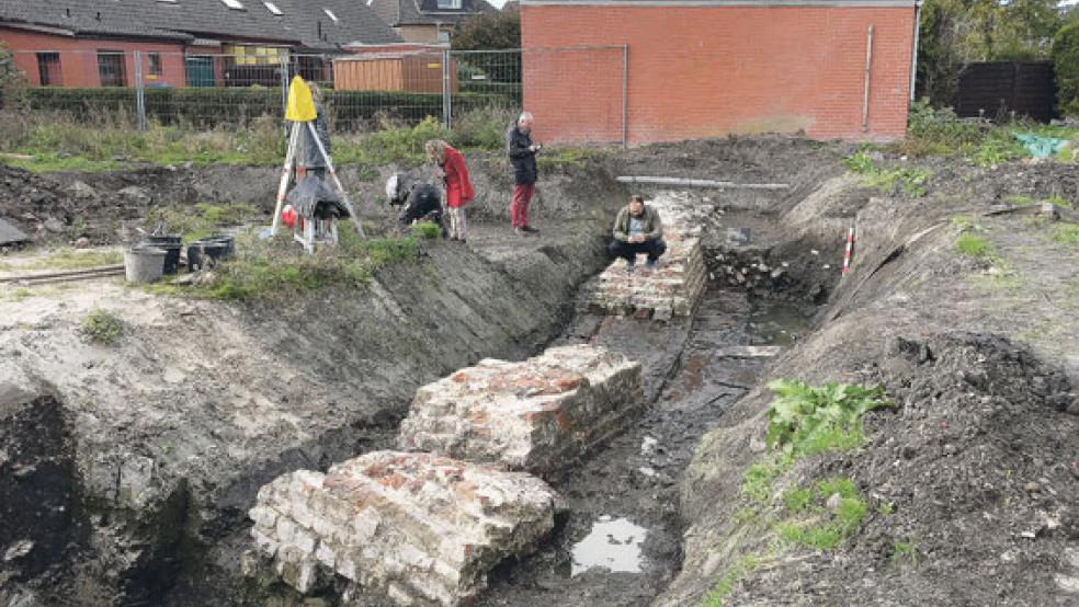 Der letzte Beweis steht nach wie vor aus, doch bei den Mauerzügen, die vor einigen Wochen in der Schöpfwerkstraße entdeckt worden sind, handelt es sich höchstwahrscheinlich um die Reste der spätmittelalterlichen Westerburg in Borssum, einem Ortsteil von Emden. © Foto: EZ