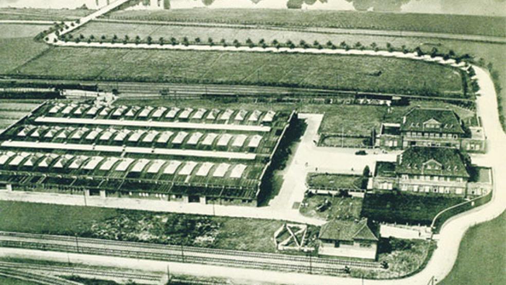 Diese historische Aufnahme zeigt den damals städtischen Viehhof in Leer mit dem inzwischen abgebrochenen Schlachthaus (unten rechts). In diesem Bereich wird 80 Jahre nach der Pogromnacht von 1938 eine Gedenkveranstaltung stattfinden. Zuvor beginnt am 7. November um 17 Uhr am Rathaus in Leer ein Schweigemarsch zum Viehhofgelände. © Foto: Stadtarchiv Leer