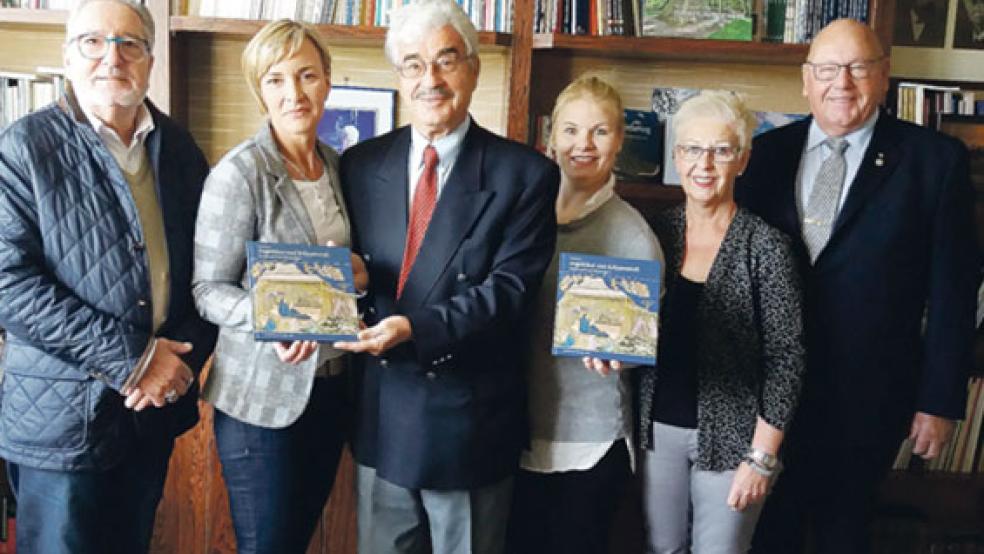 Gemeinsam mit (von links) Rudolf Kleen und Christina Bitiq vom Förderverein Stationäres Hospiz Norden stellte Jörg Buchna mit Victoria Basse und Verlegerin Gabriele Basse sowie Enno Lottmann als Präsident des Rotary-Clubs Norden sein neues Buch vor. © Foto: privat