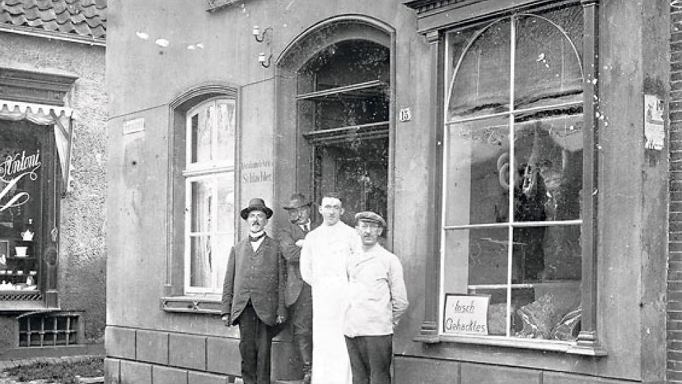 Die Schlachterei der Familie de Vries befand sich im Jahr 1928 in der Westerstraße 15 in Weener. Links auf dem Foto ist Schlachter Kossen zu sehen, dritter von links ist Schlachter und Eigentümer Moritz de Vries. © Foto: Archiv Rheiderland Zeitung