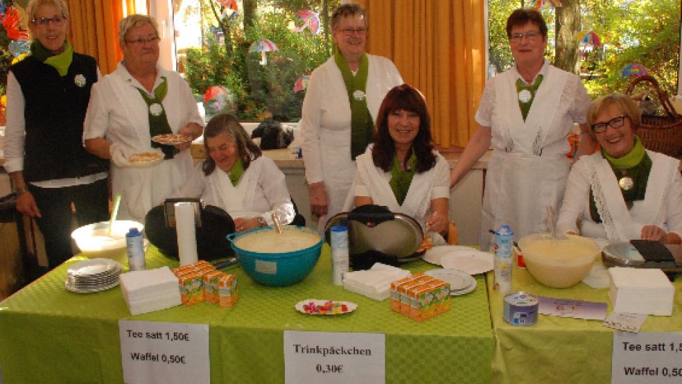 Mit Tee und Waffeln beteiligten sich die Mitglieder des Heimatkundlichen Arbeitskreises an der zweitägigen Ausstellung. © Kuper