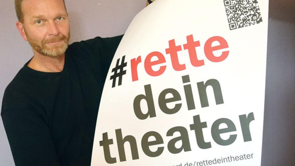 »Rette Dein Theater«: Intendant Olaf Strieb mit dem Kampagnen-Plakat. © Foto: Heeren