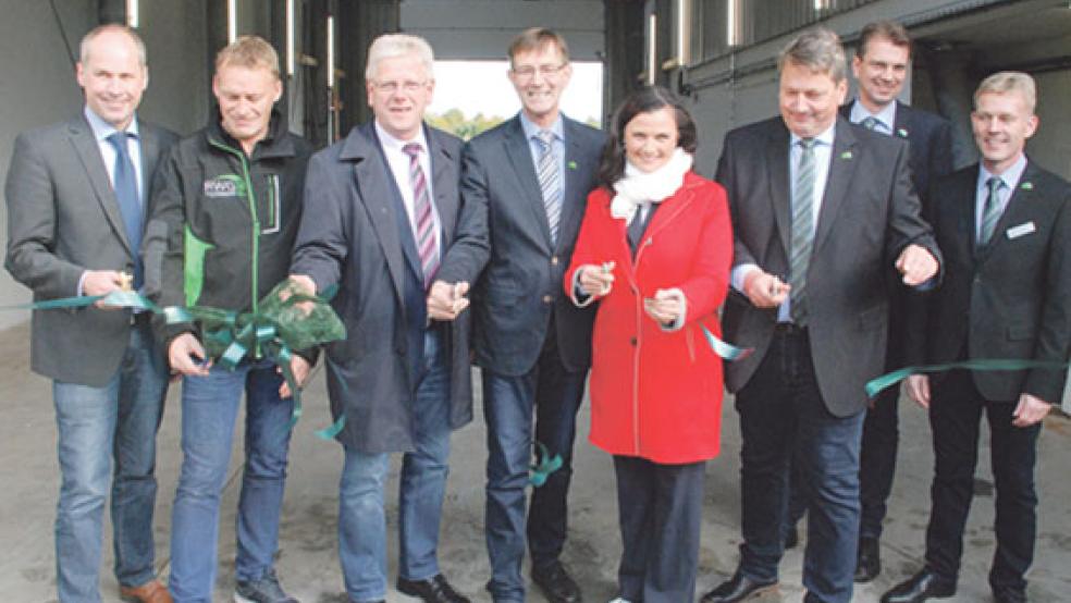 Mit dem Zerschneiden eines grünen Bandes eröffneten am Sonnabend (von links) Hergen Eilers (RWG-Vorstandsvorsitzender), Jan-Hermann Wenninga (RWG-Geschäftsstelle Möhlenwarf), Bürgermeister Ludwig Sonnenberg, Willem Berlin (RWG-Aufsichtsratsvorsitzender), die CDU-Bundestagsabgeordnete Gitta Connemann sowie Hermann Mammen, Martin Bertels und Renke Schröder (alle drei RWG-Geschäftsführer) symbolisch die neue Silo-Anlage in Möhlenwarf. © Fotos: Kuper