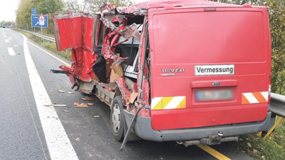 Dieser Wagen einer Vermessungsfirma aus Oldenburg wurde heute bei einem Zusammenprall mit einem Lastwagen auf der A 28 bei Leer schwer beschädigt. © Foto: Polizei