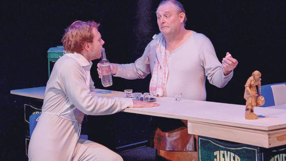 Der Kneipenwirt und der Matrose, hier eine Szene aus dem Liederabend »Die Nordsee«. © Foto: Landesbühne