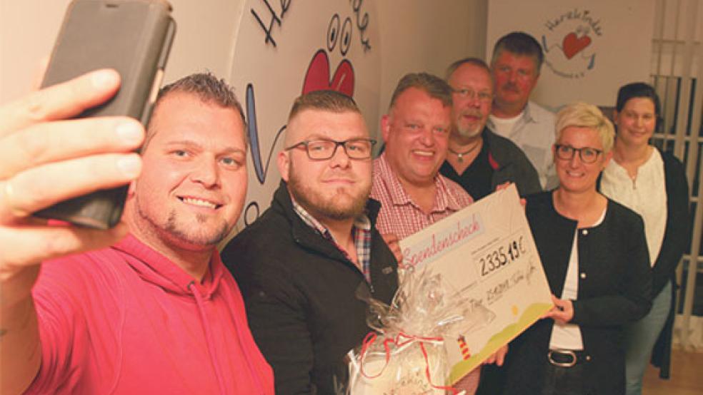 Die gesamten Aktionen haben die Moordorfer auf ihrer Facebook-Seite dokumentiert. Auch bei der Spendenübergabe durfte ein Selfie deshalb nicht fehlen. Zu sehen sind: (von links) Frank Reck, Sven Goldenstein, Werner Haase, Delef Doden, Karina Kopitzke, Jörg Rüterjans und Julia Weers. © Foto: Loger