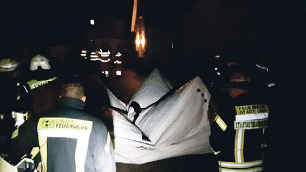 Die Rettungskräfte konnten den 23-Jährigen dazu überreden, sich in ein Sprungkissen fallen zu lassen. © Foto: Feuerwehr Leer