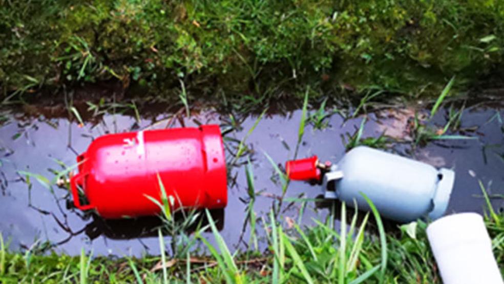 Eine schwere Explosion hat sich am Dienstagnachmittag in Münkeboe ereignet. Dabei wurde ein 84-Jähriger schwer verletzt. Diese Gasflaschen wurden von der Feuerwehr geborgen. © Foto: Feuerwehr