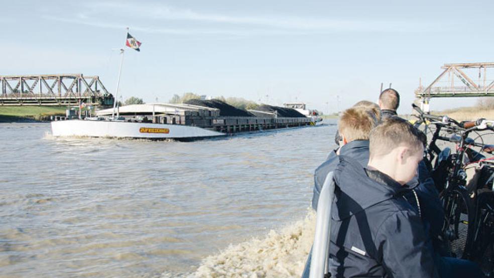 »Zufriedenheit« heißt das Frachtschiff, das hier am Sonntag die Friesenfähre auf der Ems passiert. Zufriedenheit über den Verlauf des Probebetriebes herrscht auch bei Geschäftsführer Eberhard Lüpkes. © Foto: Hanken