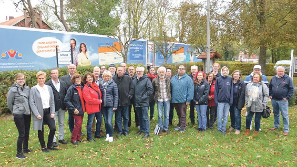 Schickten die beiden Organspende-Lkws von Martina Geertsema und Helge Begemann (Zweite und Dritter von links) auf ihre Jungfernfahrt: Mitglieder des Vereins »Organspende Ostfriesland«, Vertreter von Gemeinde und Landkreis sowie Unterstützer der Aktion. © Foto: Muising