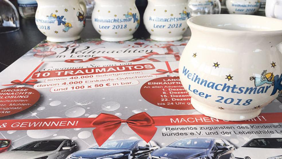 So sieht der neue Becher für den Leeraner Weihnachtsmarkt aus. Heute wurde das Gefäß bei einer Pressekonferenz im Modehaus Leffers offiziell vorgestellt.  © Foto: Boelmann