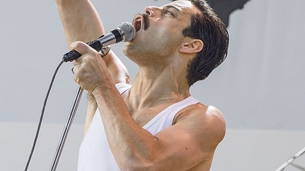 Schillernde Persönlichkeit: Mit dem Einstieg von Farrokh Bulsara alias Freddie Mercury (Rami Malek) beginnt der unaufhaltsame Aufstieg von »Queen«. © Foto: 20th Century Fox