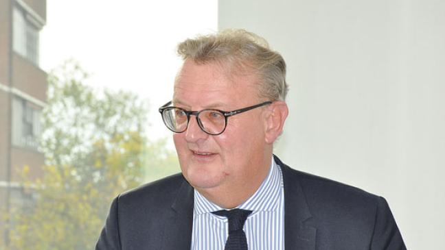 Poppen greift  Politiker  scharf an