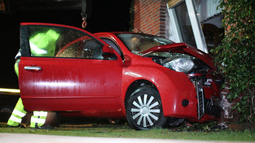 Der rote Nissan der 21-jährigen Fahrerin besitzt nach dem Unfall nur noch Schrottwert. © Foto: Loger