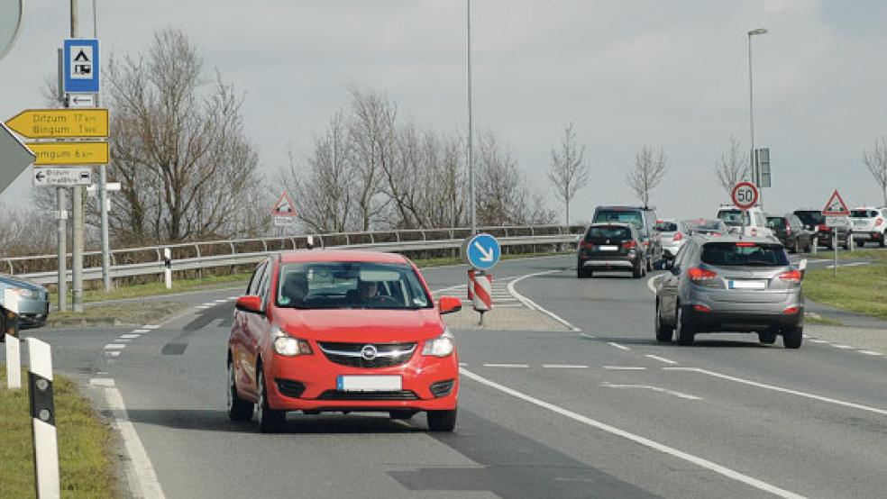 Bei einer geöffneten Jann-Berghaus-Brücke und zu Stoßzeiten ist es oft sehr schwierig und teilweise gefährlich, von der Landesstraße 15 (»Am Bingumer Deich«) nach links auf die Bundesstraße 436 in Richtung Leer abzubiegen.  © Archivfoto: Szyska 