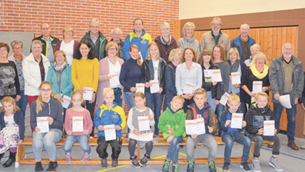 Insgesamt 227 Sportabzeichen wurden vom Stützpunkt Weener verliehen . © Foto: Siemons