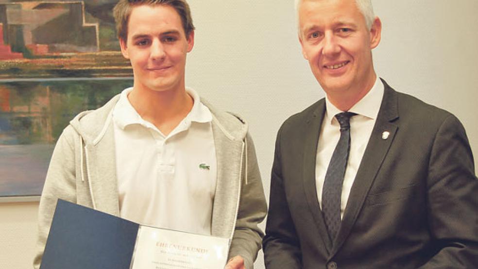 Landrat Matthias Groote (rechts) zeichnete Kevin Janßen aus Collinghorst jetzt im Auftrag des niedersächsischen Innenministers aus.  © Foto: Radtke