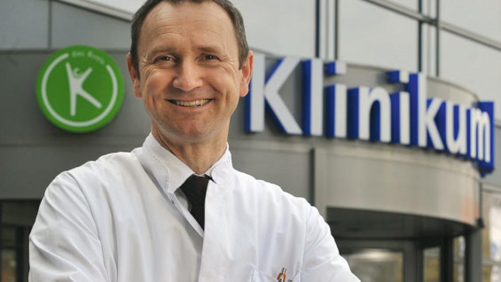 Nach seinem Vortrag am Montag kann man Dr. Rudolf Pietryga Fragen stellen.  © Foto: Klinkum Leer