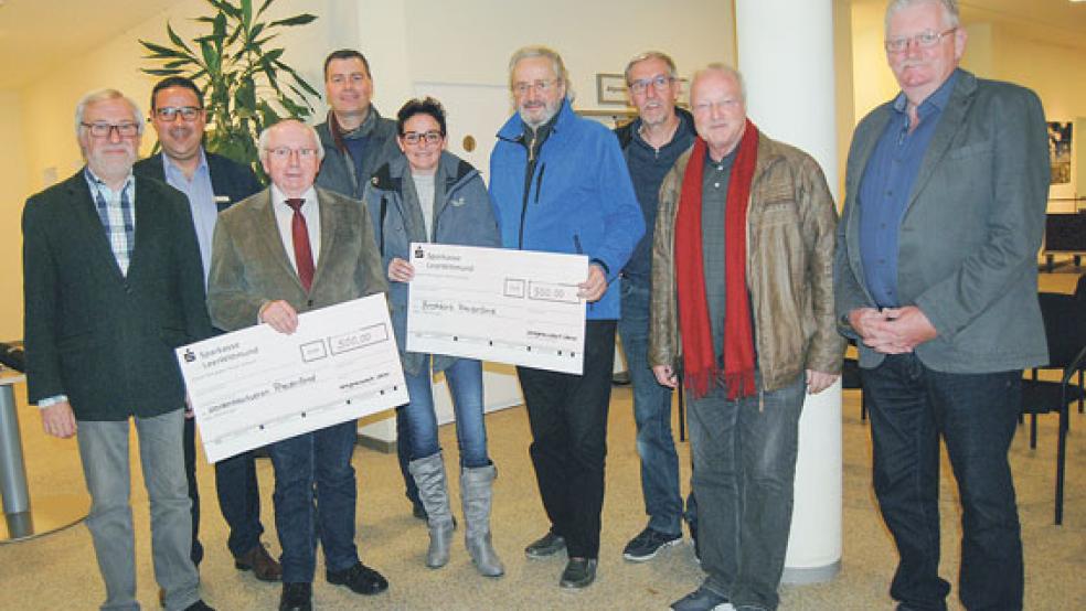 Evert Pastoor (links) und Hermann Hanschel von der Werbegemeinschaft überreichten symbolische Spendenschecks an Jakobus Baumann vom Krankenhausverein und Volker Kraft vom »Brotkorb Rheiderland«. Vierter von links Michael Koenen vom Vorstand der Werbegemeinschaft, neben ihm Susanne Röskens vom »Brotkorb«. Dritter von rechts Klaus-Dieter Fokken von der Werbegemeinschaft, neben ihm Gerrit Dreesmann und Broer Wübbena-Mecima vom Krankenhausverein. © Foto: Hoegen