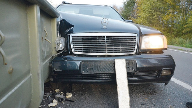 Auto rammt Baustellen-Container: Fahrerin bleibt unverletzt