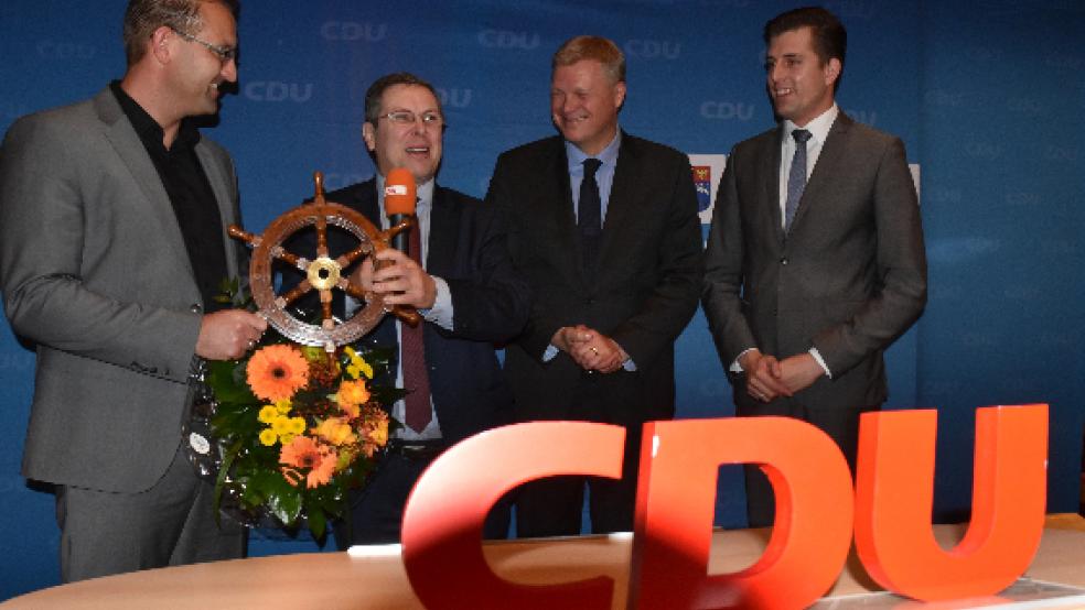 Führungswechsel im CDU-Bezirksverband Ostfriesland: Im Beisein des Wittmunder Kreisvorsitzenden und neuen stellvertretenden Bezirksvorsitzenden Björn Fischer und MdL Ulf Thiele übergibt der neue Ehrenvorsitzende Reinhard Hegewald (v. r.) das Steuerrad an seinen Nachfolger Sven Behrens. © Foto: Händel