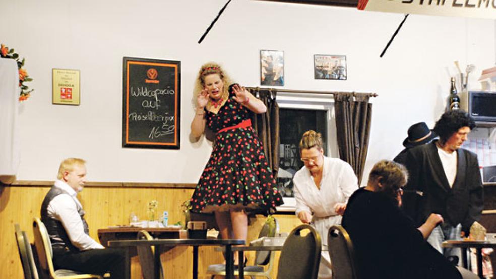 Dramatisch-komische Szenen, wie diese mit Prinz Harry van Holtstop (links, gespielt von Christoph Eilers), der vor Krabbeltieren ängstlichen Heike (Mitte, gespielt von Carina Willems) und die immer wieder in Nöte geratene Wirtin Erna Wutschke (Dritte von links, Ramona Kromminga), sorgen immer wieder für einen vergnüglichen Theaterbesuch.  © Foto: Kuper