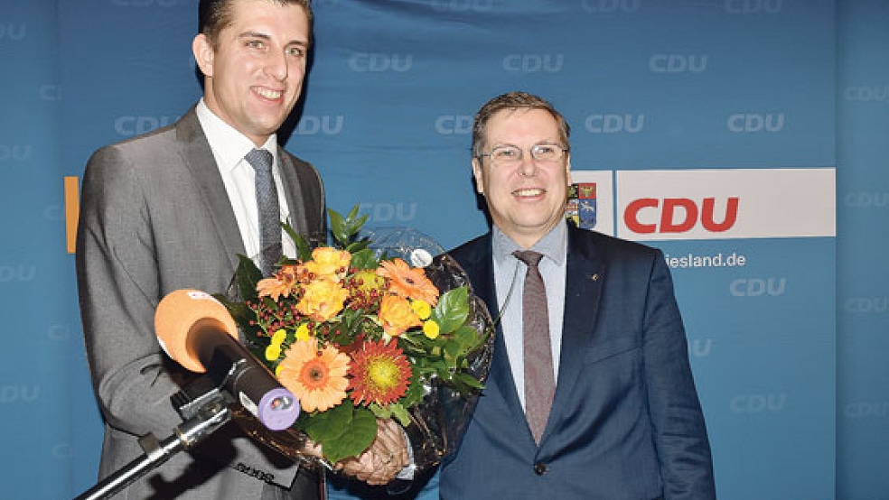 Glückwünsche: Reinhard Hegewald gratuliert Sven Behrens (links). © Foto: Händel