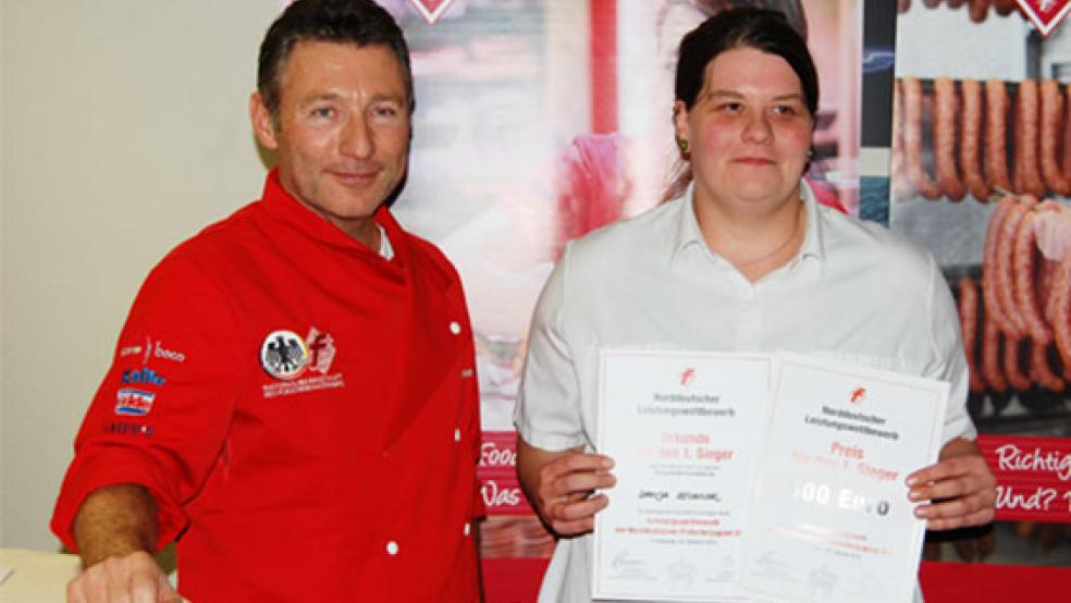 Glückwunsch für die Gewinnerin aus Weener: Christian Lohff, Landeslehrlingswart Schleswig-Holstein, und Danja Zeugner, die den Landesleistungswettbewerb als Fachverkäuferin gewann. © Foto: privat