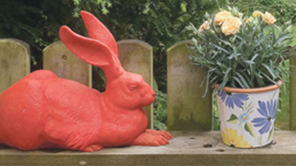 Diese Hasen von Ottmar Hörl sind seit gestern in der neuen Ausstellung im »Hasenkabinett« am Alten Hafen in Weener zu sehen. © Foto: privat