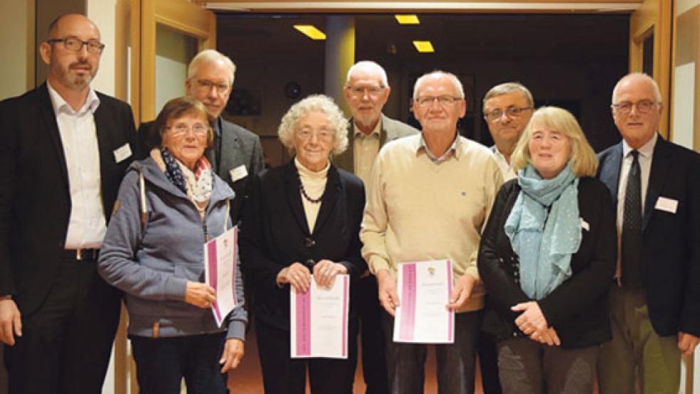 Der Vorstand und die Geehrten. Im Bild von links: Hermann Groenhagen (Vorstand), die Witwe von Klaus Barde (sie nahm für ihren verstorbenen Mann die Urkunde für 25 Jahre Mitgliedschaft entgegen), Burkhard Klemenz vom Vorstand, Helga Sudhoff (50 Jahre Mitglied), Werner Popken (Vorstand), Helmut Jelten (40 Jahre Mitglied), Norbert Boese, Gertrud Aikens und Dr. Michael Finke (alle Vorstand). © Foto: privat