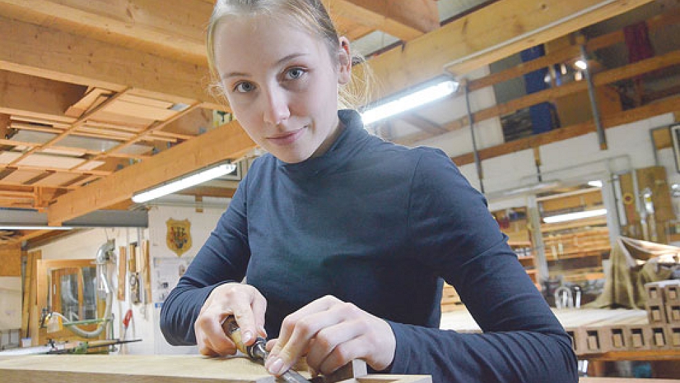 Millimeterarbeit leistet Ann-Sophie Reberts beim Bau einer Holzpfeife.  © Fotos: Muising