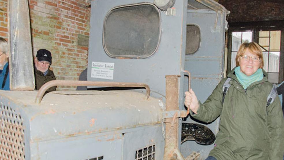 Will Dampf machen in Sachen Ziegelei Midlum: Meta Janssen-Kucz, Niedersächsische Landtagsvizepräsidentin und Grünen-Landtagsabgeordnete, beim Rundgang durchs Gemäuer vor der alten Werksbahn. © Foto: Hanken