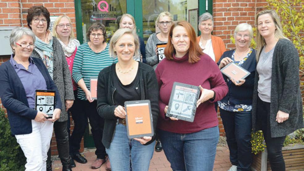 Aus dem ganzen Landkreis kamen Bibliotheksmitarbeiterinnen zu dem Workshop nach Weener. Sylvia Chudasch und Sabrina Juhst (Mitte, von link) stellten die Apps vor. Zweite von rechts im Bild ist Susanne Fokkens, Leiterin der Stadtbücherei. © Foto: Muising