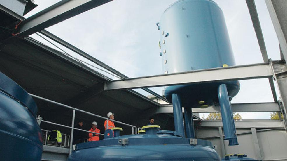 Das Dach der neuen Halle hinter dem Wasserwerk in Weener wurde halbseitig geöffnet, um die restlichen vier Aktivkohle-Filterkessel mit Hilfe eines Autokrans der Firma Ulferts aus Neermoor an ihren Standort zu befördern. © Foto: Szyska