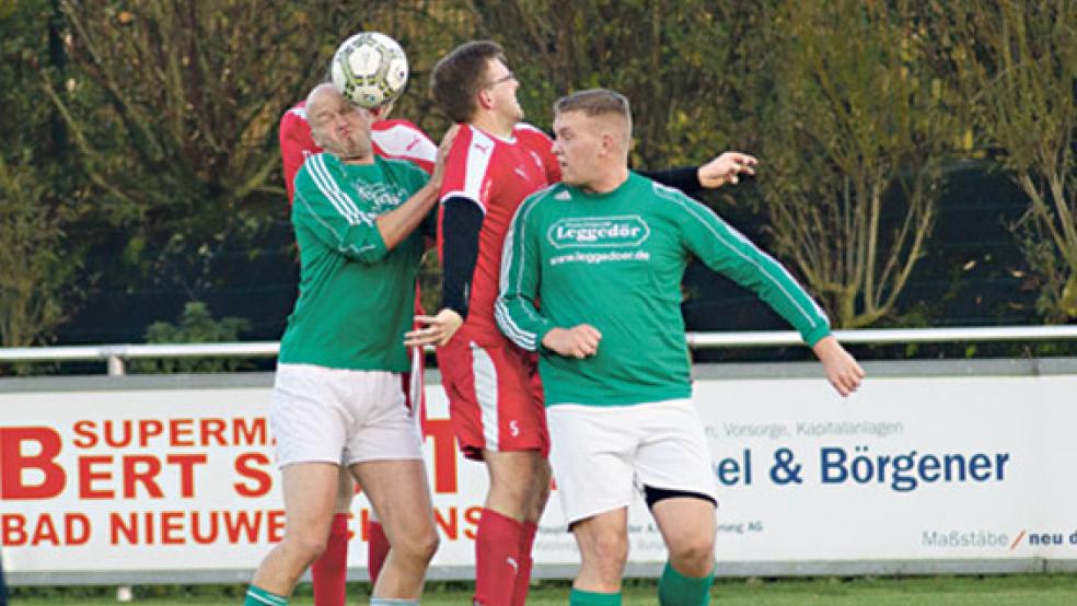 Im Derby ist die Motivation, an den Ball zu kommen, besonders hoch. Im Luftduell zwischen Bundern und Teutonen versuchen es gleich vier Spieler.  © Foto: Ostendorp