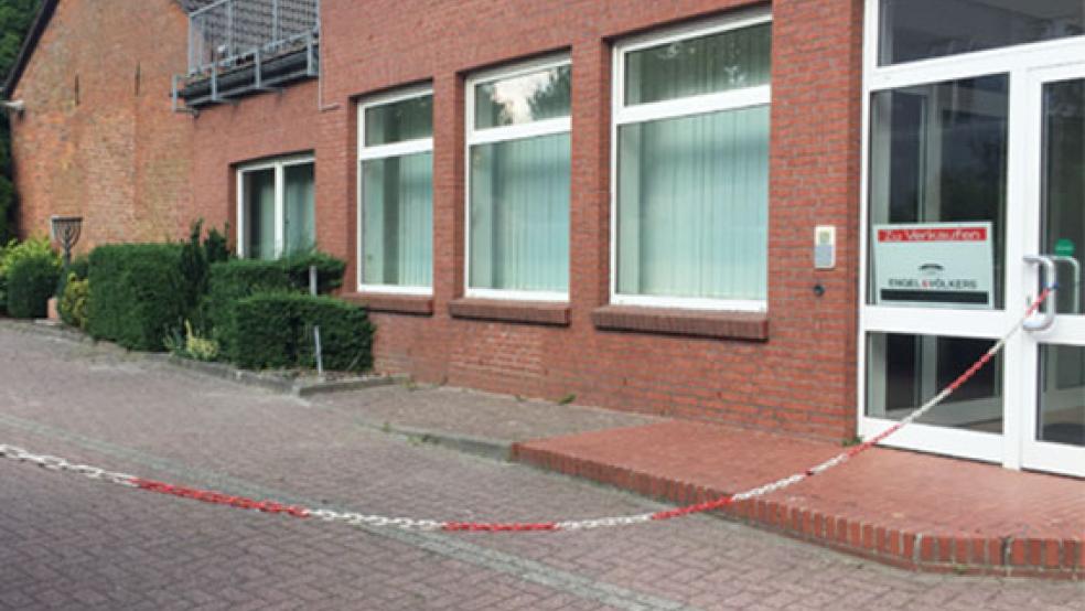 Die Kette soll verschwinden: Quasi kurz vor Toresschluss ist der Weg für eine Gedenkfeier am Freitag an der Menora freigemacht worden. Bürgermeister Ludwig Sonnenberg hat mit dem Unternehmer Werner Wildeboer eine Lösung herbeigeführt. © Archivfoto: Hanken