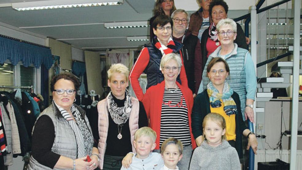 Models, Ausstatter und fleißige Sänger: Sie wirkten alle mit bei der Modenschau in Holthuserheide. © Fotos: Johanne Pastoor