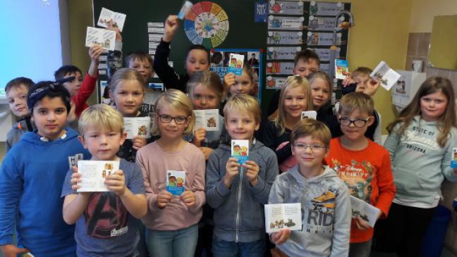 Schüler informieren sich gemeinsam über Kinderrechte