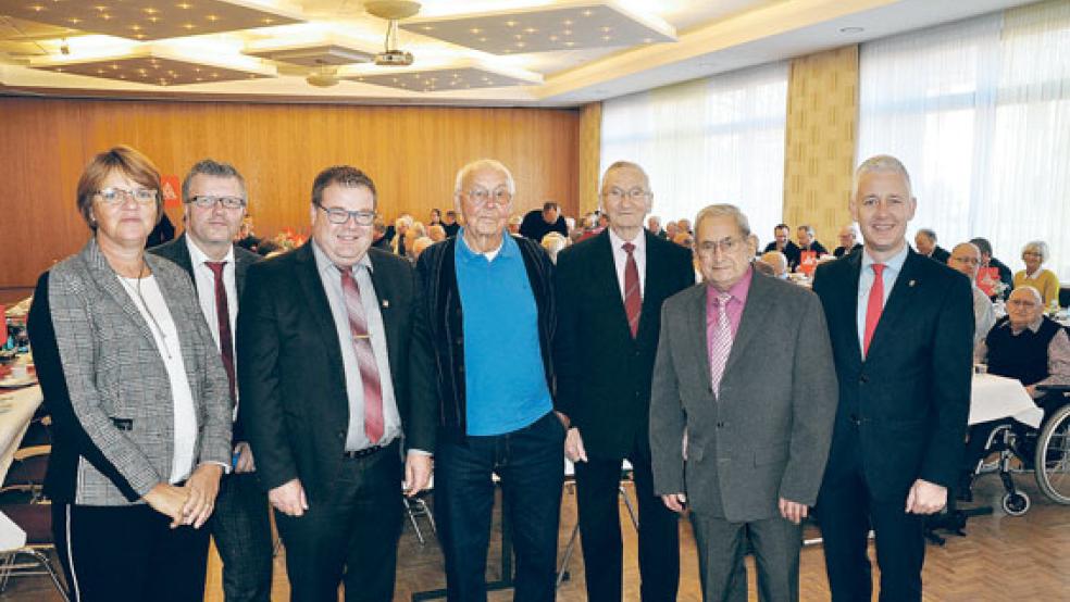 Gruppenbild mit Geehrten: Von links Meta Janssen-Kucz, Vizepräsidentin des Niedersächsischen Landtags, Westoverledingens Bürgermeister Theo Douwes, der 1. Bevollmächtigte der IG Metall Leer-Papenburg Thomas Gelder (Bunde), die drei Jubilare, die jeweils seit 70 Jahren in der Gewerkschaft sind, nämlich Dietert Fokken aus Weener sowie Hans Hieronimus und Johann Grass aus Westoverledingen, und der Leeraner Landrat Matthias Groote. © Foto: Ammermann