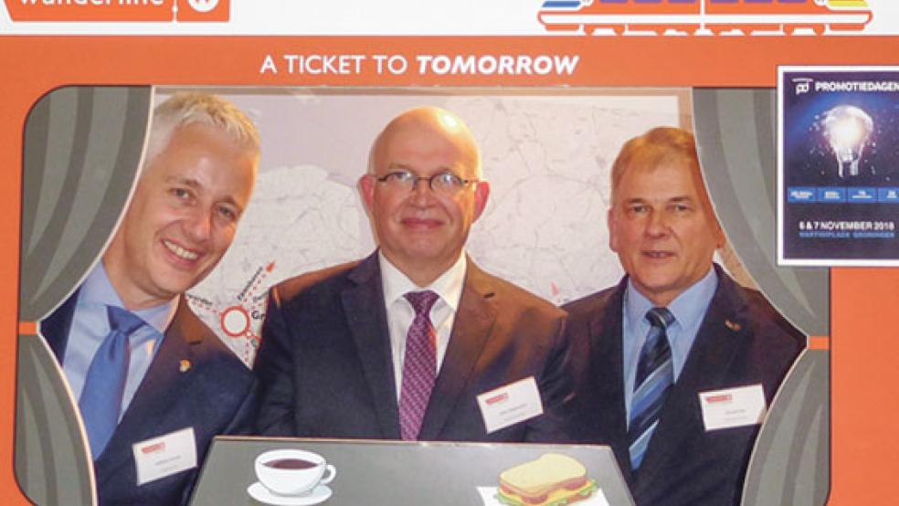 »Die Wunderline muss kommen«: Das bekräftigten jetzt in Groningen (von links) Landrat Matthias Groote (Leer), »Regionalminister« Henk Staghouwer (Provinz Groningen) und Bürgermeister Gerald Sap (Bunde); das deutsch-niederländische Trio nahm symbolisch schon mal Platz im Zug nach Bremen.  © Foto: Kuper