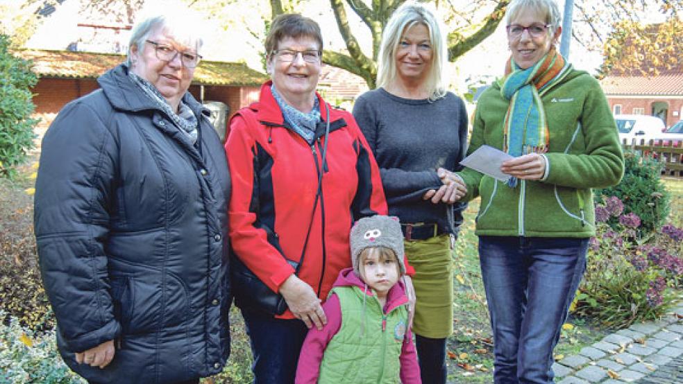 Anna Fokken, Cornelia Timmer, ihre Enkelin Frieda, Schulleiterin Mechthild Tammena und Jeane Schmidt (von links) bei der Spendenübergabe. © Foto: Hoegen