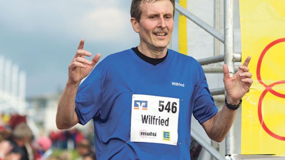Wilfried Steenhardt beim Zieleinlauf des Ossiloops. In Frankfurt empfingen ihn im Ziel einige tausend Besucher mehr. © Archivfoto: RZ