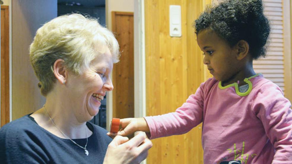 Hilta Bruns kümmert sich während des Sprachkurses um die kleinen Gästen. © Fotos: Muising