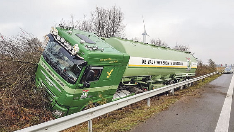 Der niederländische Tanklastzug geriet kurz hinter dem Emstunnel von der Fahrbahn der Autobahn 31 in die Berme. Um 16 Uhr begann die Bergung. © Foto: Autobahnpolizei
