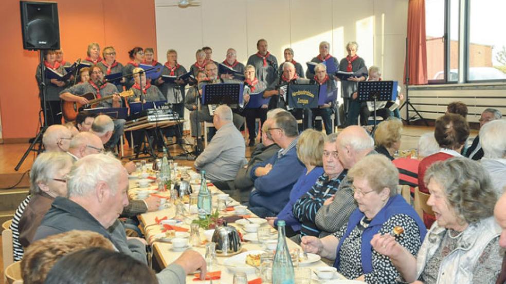 Die »Nordseekrabben« sorgten für die musikalische Unterhaltung und animierten zum Mitsingen. © Fotos: Wolters