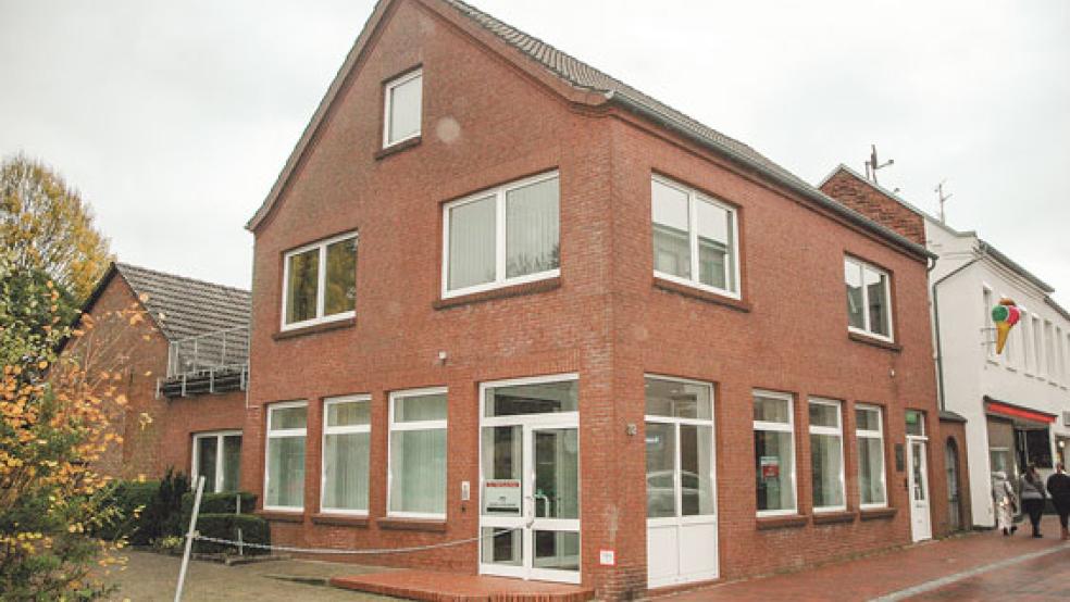 Das ehemalige Rabbinerhaus der jüdischen Gemeinde steht seit einem Jahr leer. Bis Ende Oktober 2017 befand sich dort eine SB-Stelle der Deutschen Bank. Dann sprengten unbekannte Täter den Geldautomaten, daraufhin wurde die SB-Stelle geschlossen. Im hinteren Bereich ist der Gebäudeteil zu sehen, in dem einst eine jüdische Schule beheimatet war. Links daneben im Bereich des heutigen Parkplatzes stand die Synagoge. © Foto: Szyska