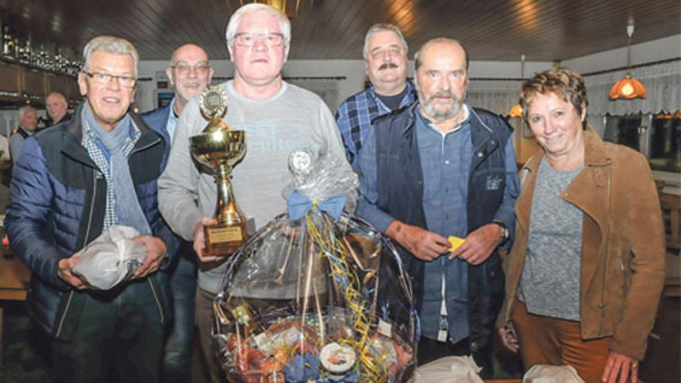 Siegerehrung: Der Zweitplatzierte Paul Backer aus Rhauderfehn, Walter Lübbehusen vom Skat-Club Leer, Stadtmeister Johann Stamm aus Westoverledingen, Stadtaltenpfleger Günter Redenius, der Drittplatzierte Emil Bittner aus Leer und die einzige Frau im Teilnehmerfeld des Turniers, Evi Rothermund aus Bunde. © Foto: Wolters