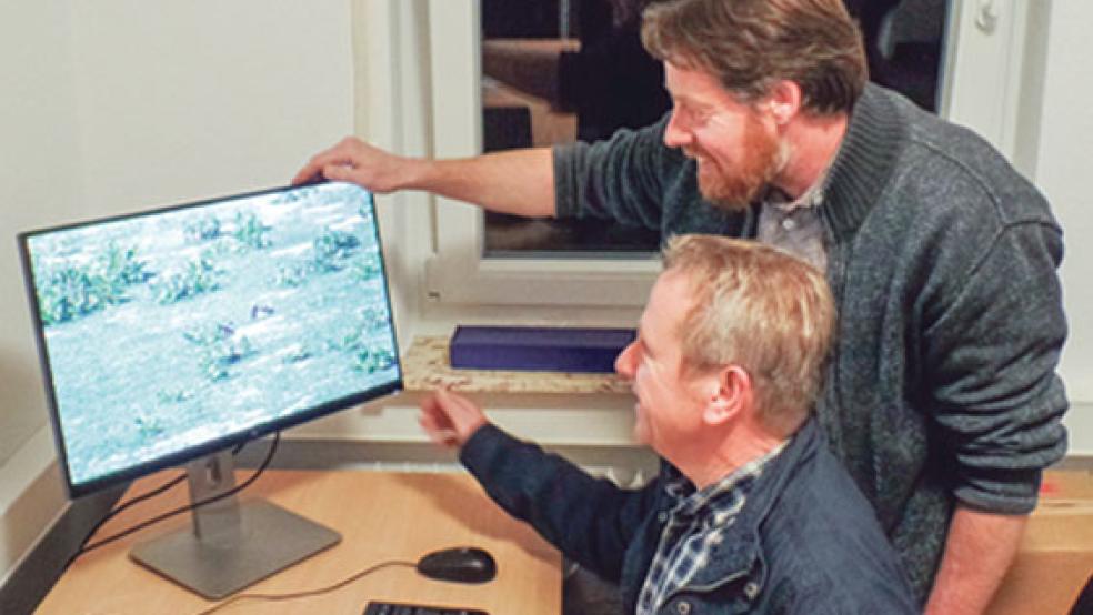 Die ehrenamtlichen »Emsbeobachter« wurden mit der Videotechnik vertraut gemacht. © Foto: Naturschutzbund