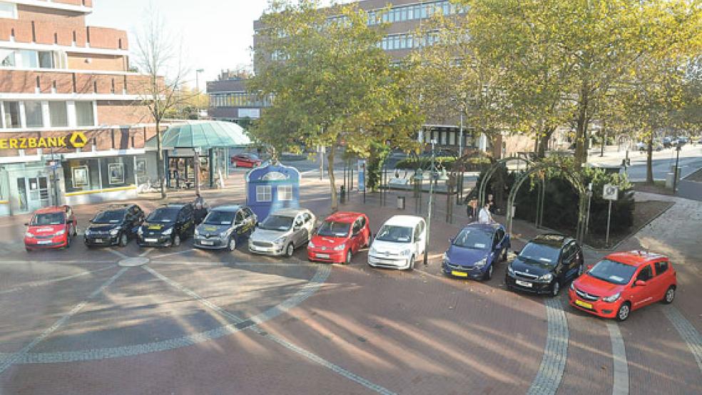 Präsentation auf dem Mühlenplatz in Leer: Bei der Weihnachtsverlosung der Werbegemeinschaft Leer sind zehn Neuwagen die Hauptgewinne. © Foto: Wolters
